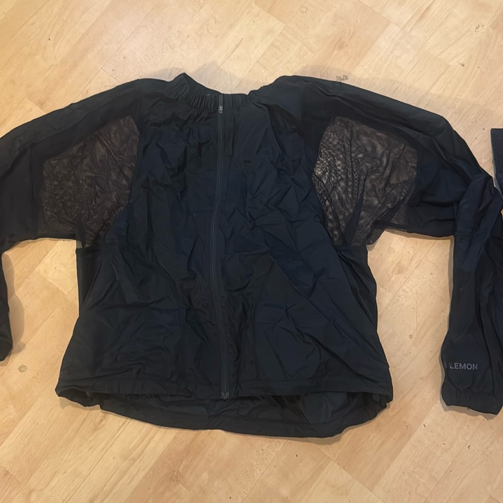 Lightweight lululemon jacket size 4